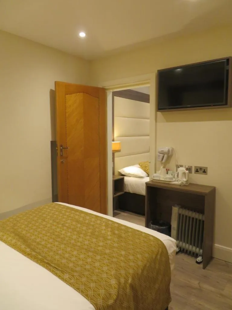 Bed in Glendale Hyde Park Hotel