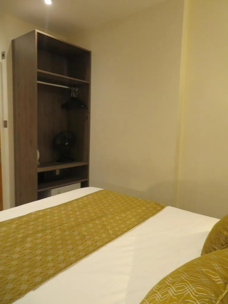 Bed in Glendale Hyde Park Hotel