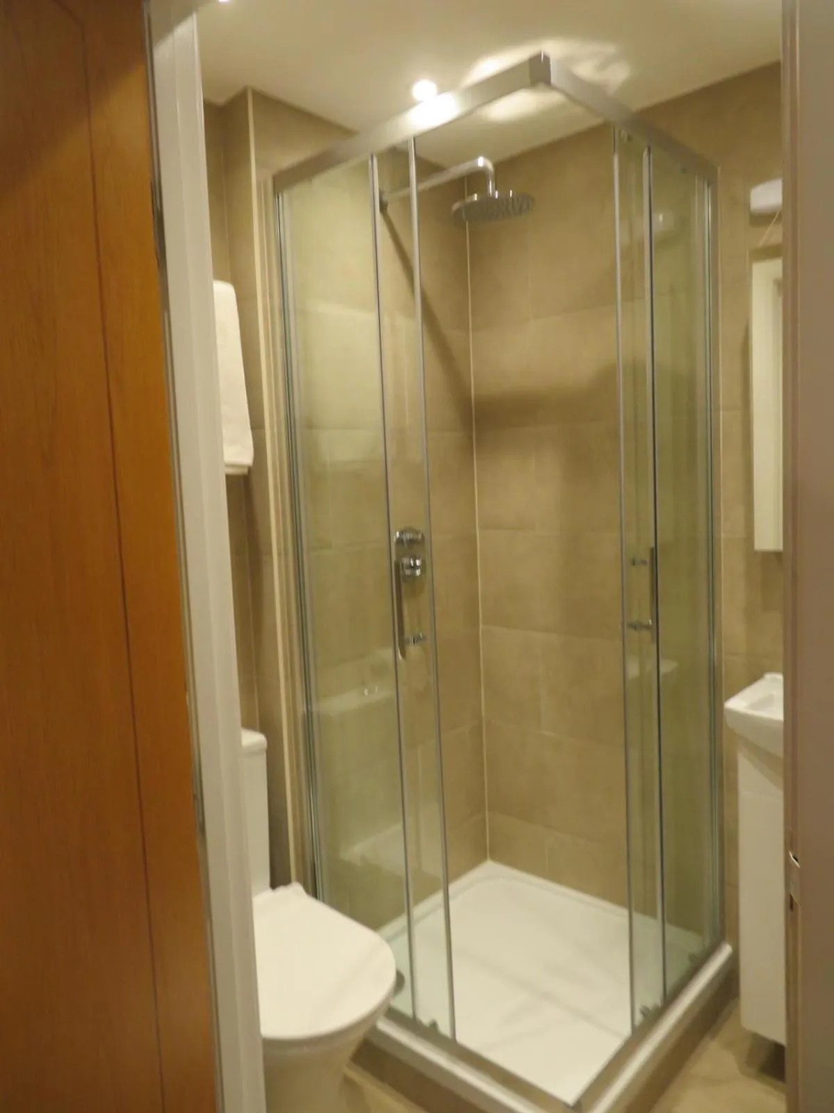 Shower in Glendale Hyde Park Hotel