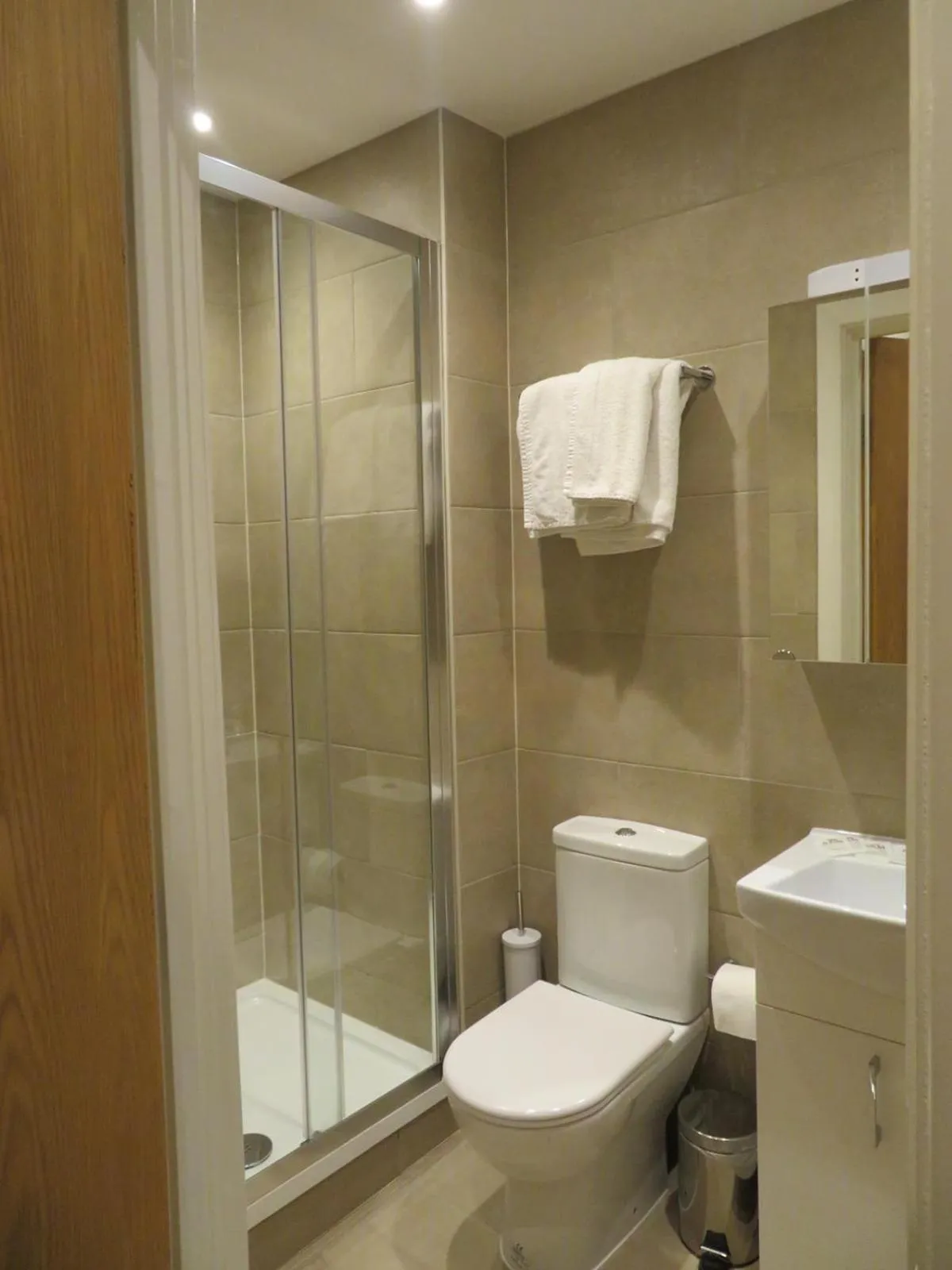 Shower in Glendale Hyde Park Hotel