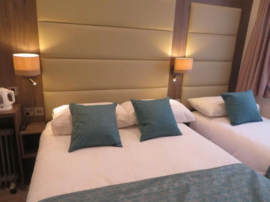 Bed in Glendale Hyde Park Hotel