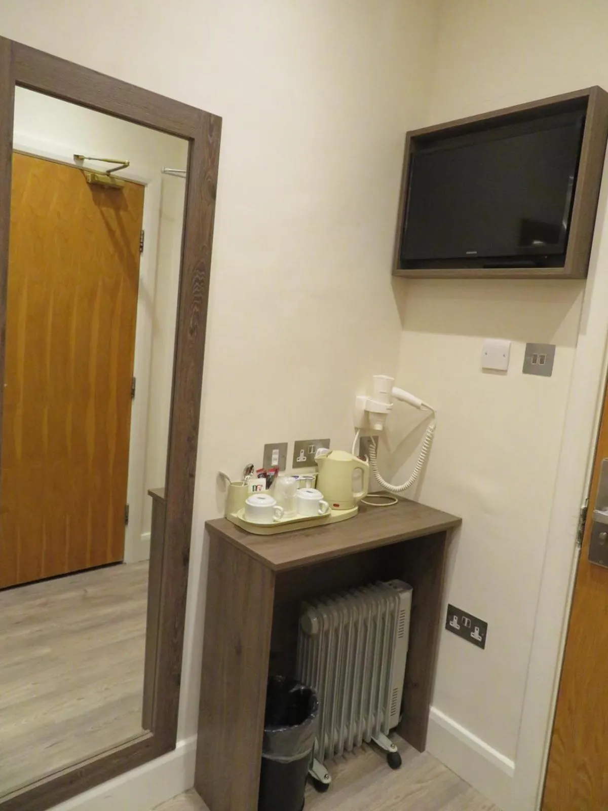 TV and multimedia in Glendale Hyde Park Hotel