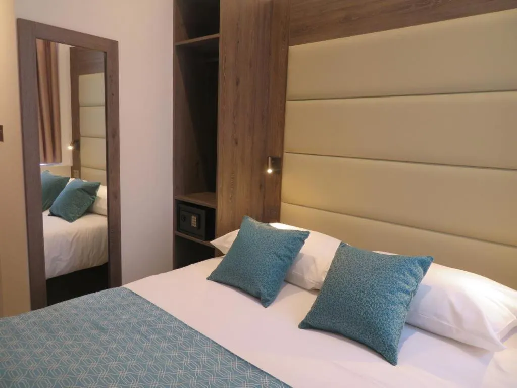 Bed in Glendale Hyde Park Hotel