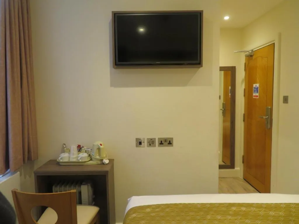 Bed in Glendale Hyde Park Hotel