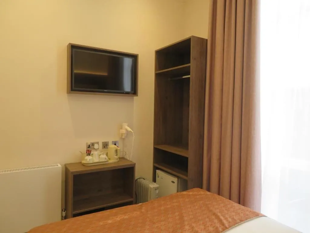 Bed in Glendale Hyde Park Hotel