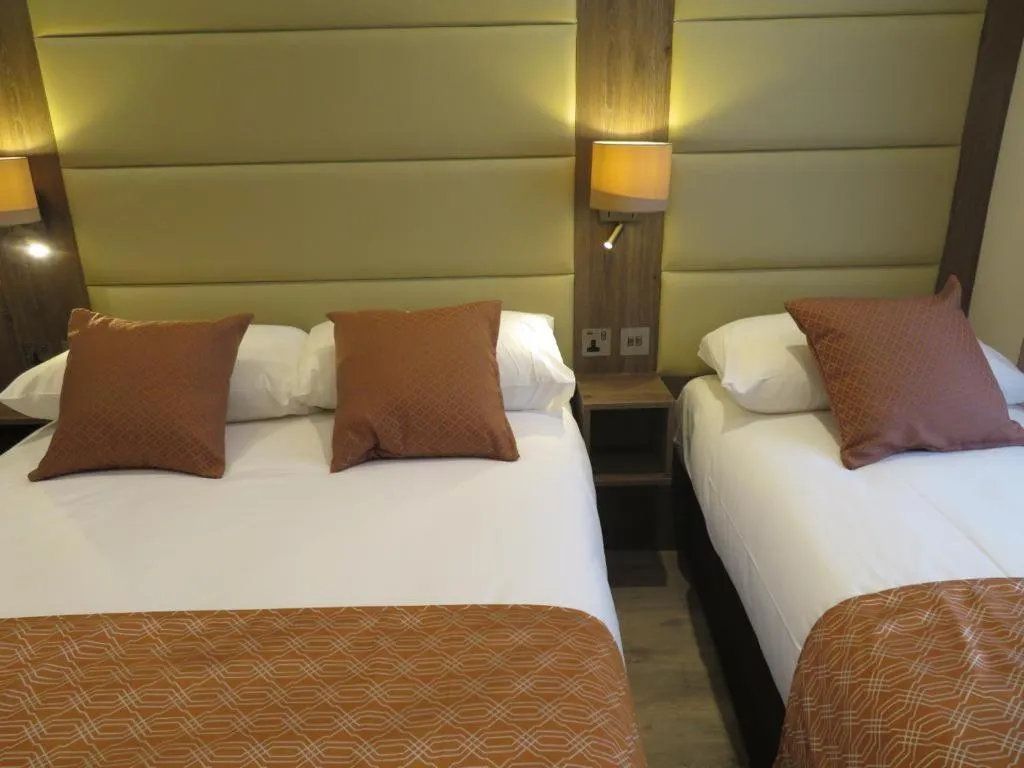 Bed in Glendale Hyde Park Hotel