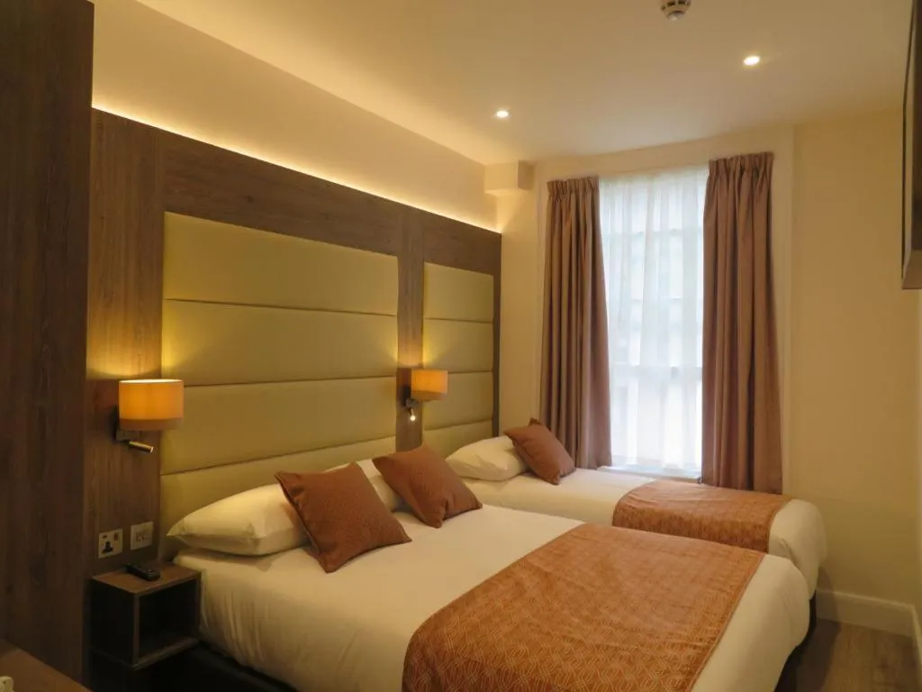 Bed in Glendale Hyde Park Hotel