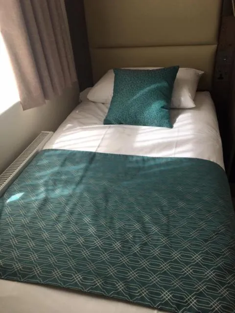 Bed in Glendale Hyde Park Hotel