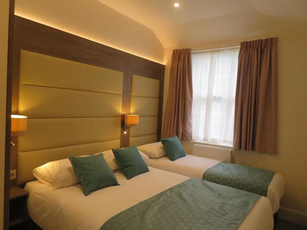 Bed in Glendale Hyde Park Hotel