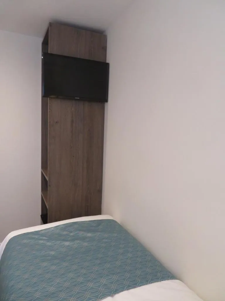 Bed in Glendale Hyde Park Hotel