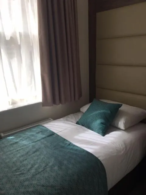 Bed in Glendale Hyde Park Hotel