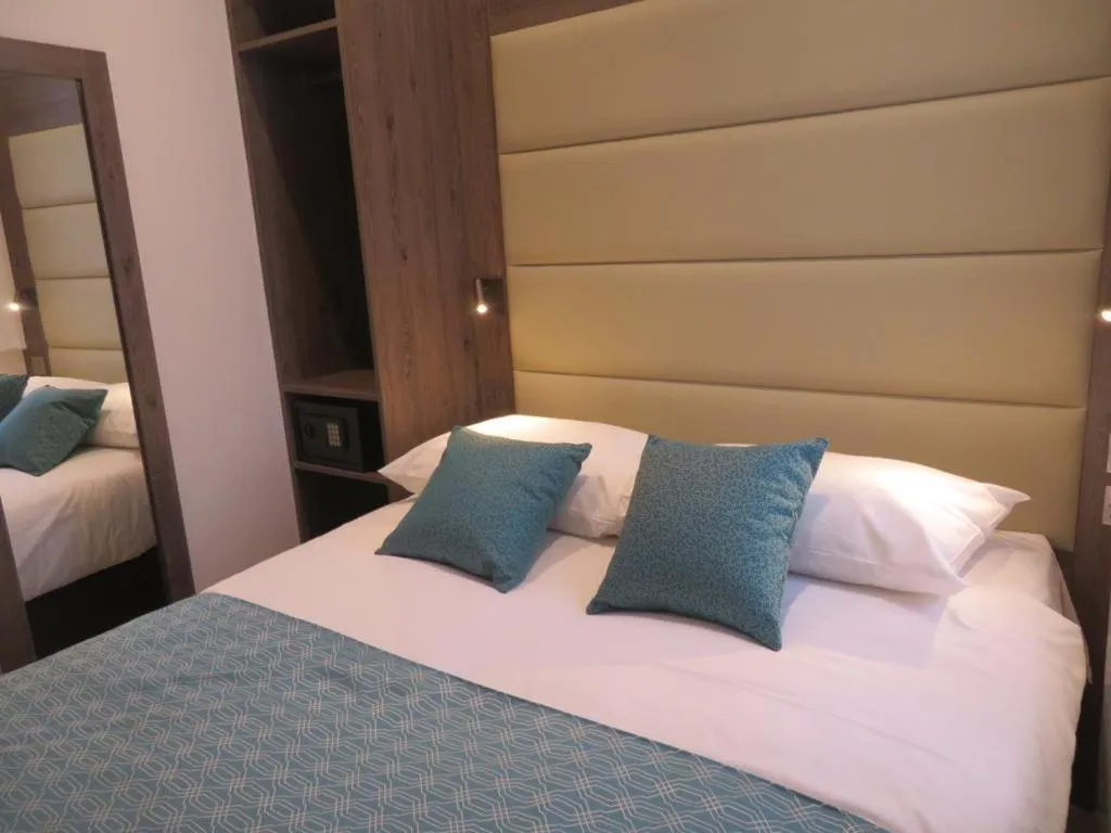 Bed in Glendale Hyde Park Hotel