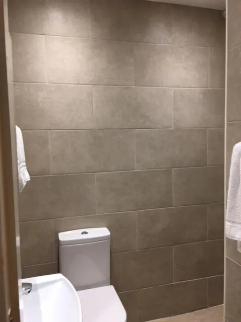 Shower in Glendale Hyde Park Hotel