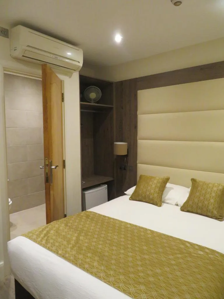 Bed in Glendale Hyde Park Hotel