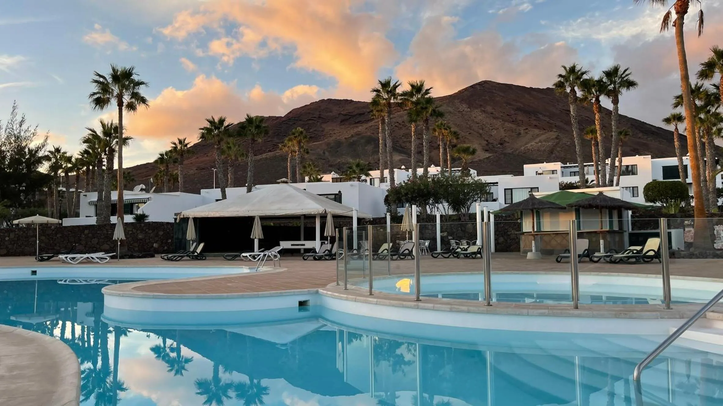 Swimming pool in Palmeras Garden