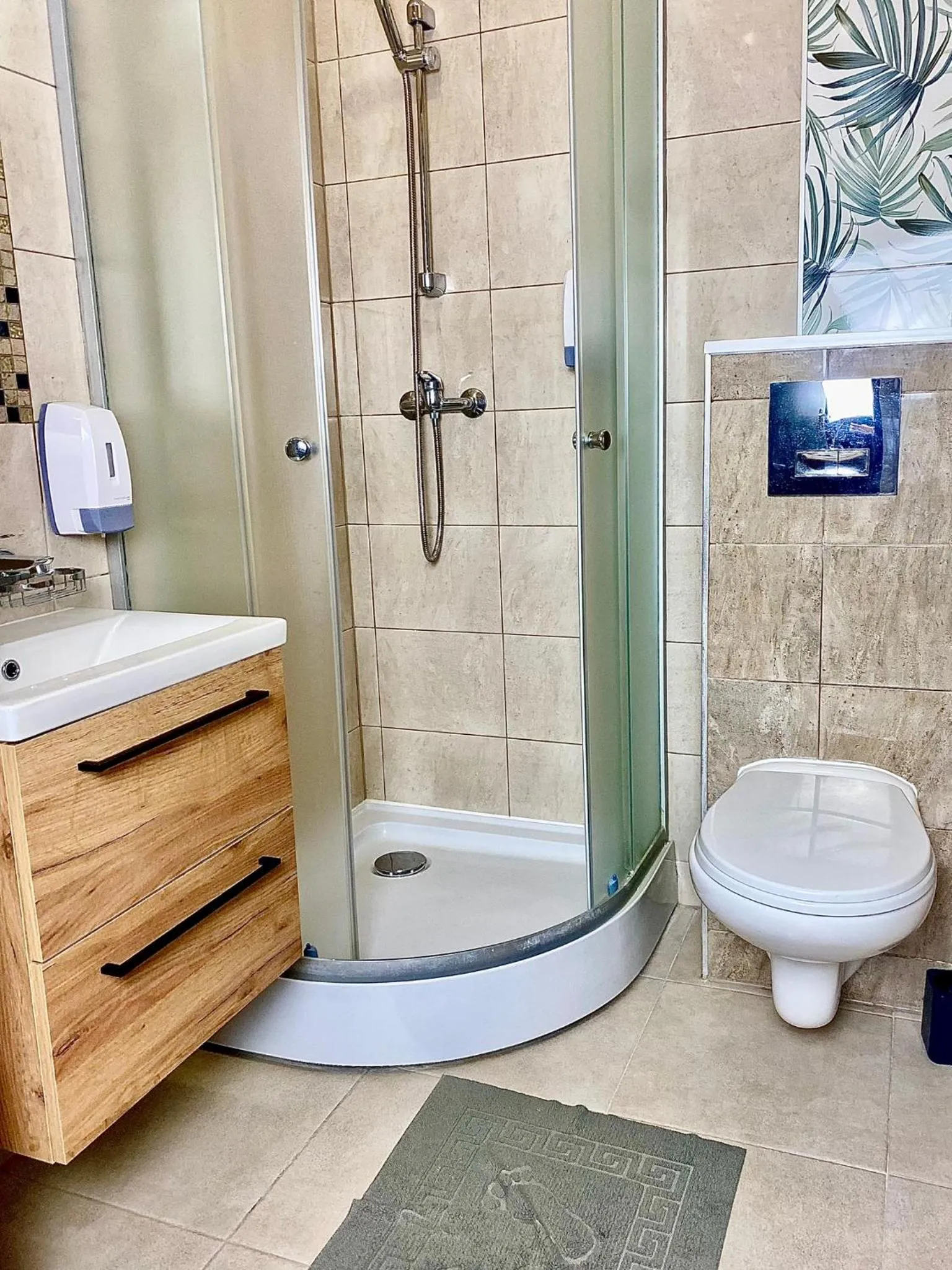 Shower in Old Tree Home & Restaurant