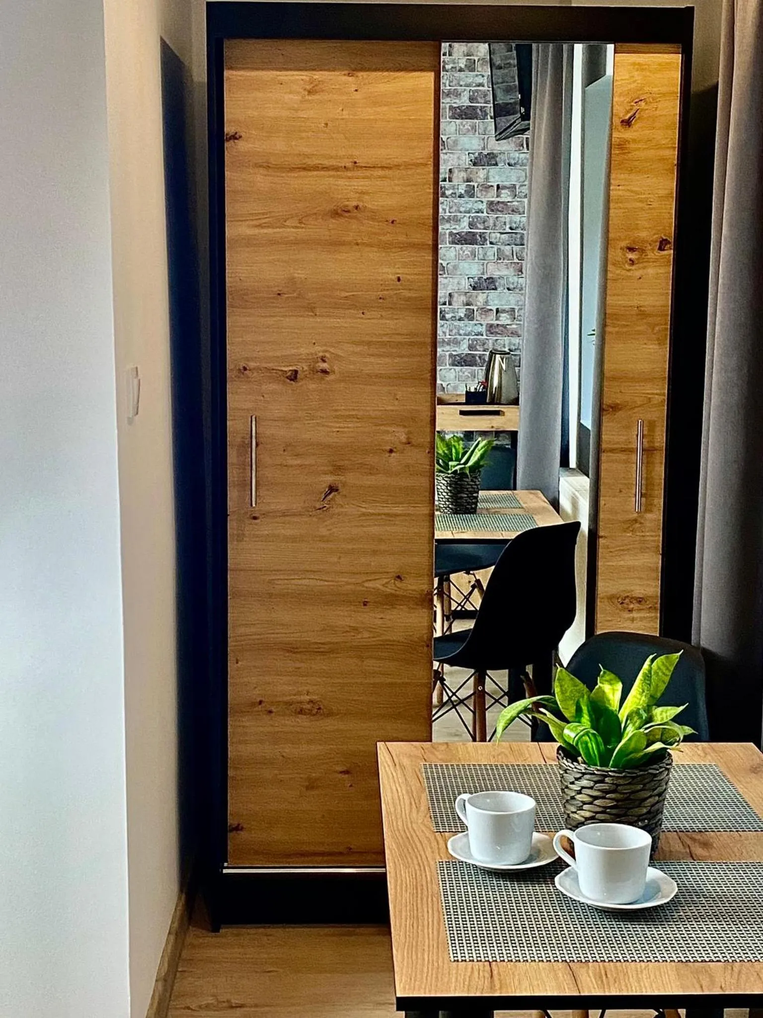 hair dresser in Old Tree Home & Restaurant