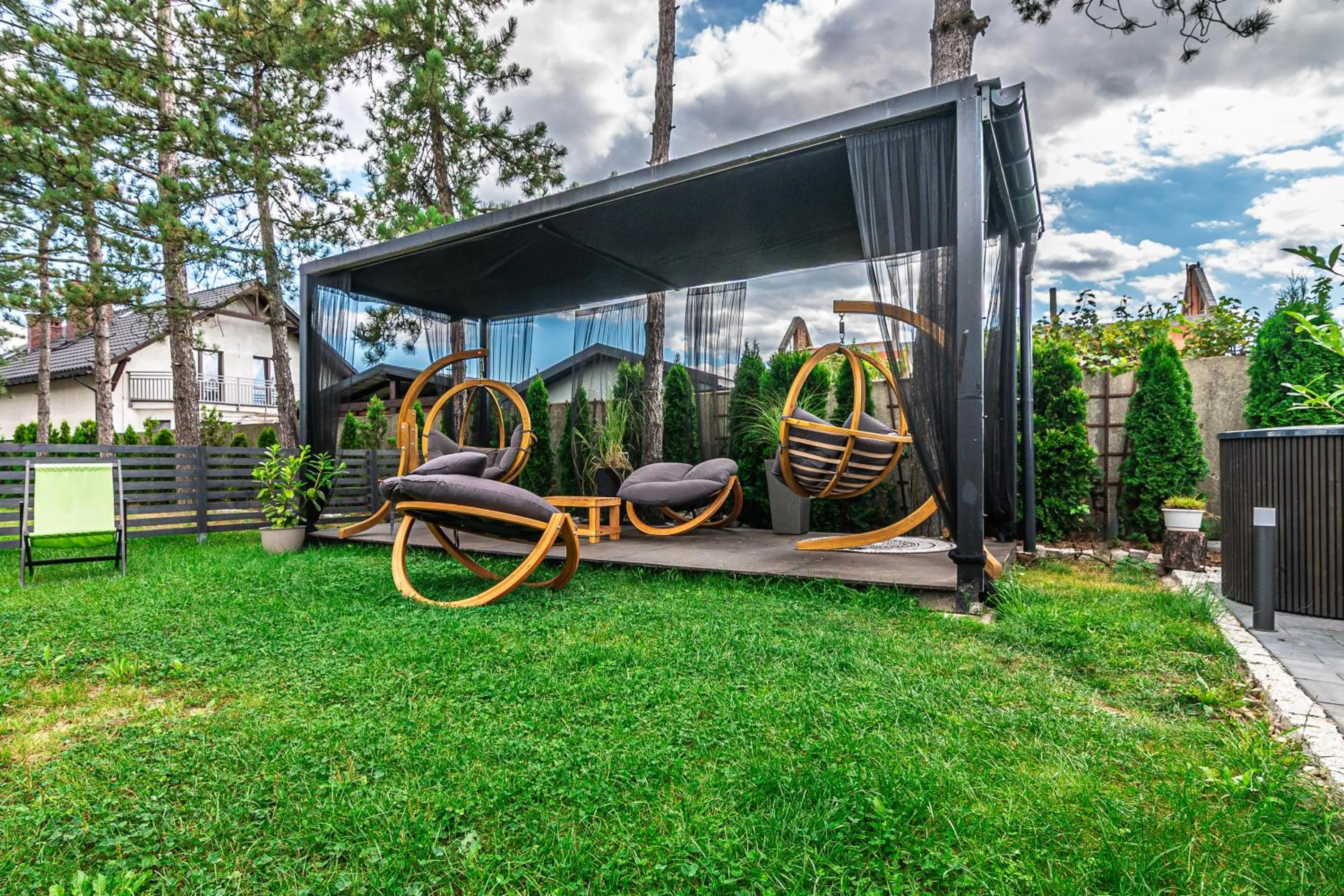 Old Tree Home & Restaurant