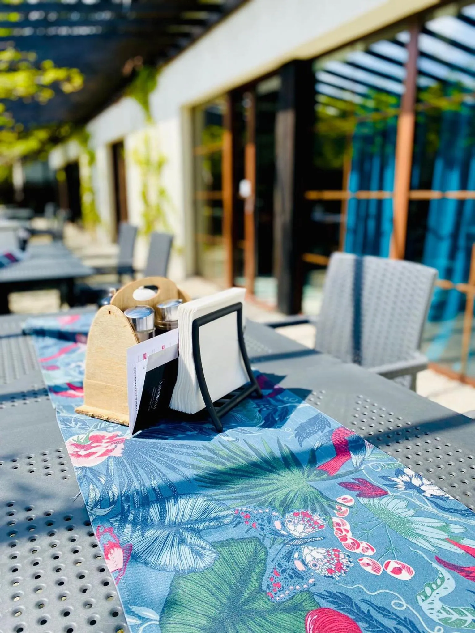 Patio in Old Tree Home & Restaurant