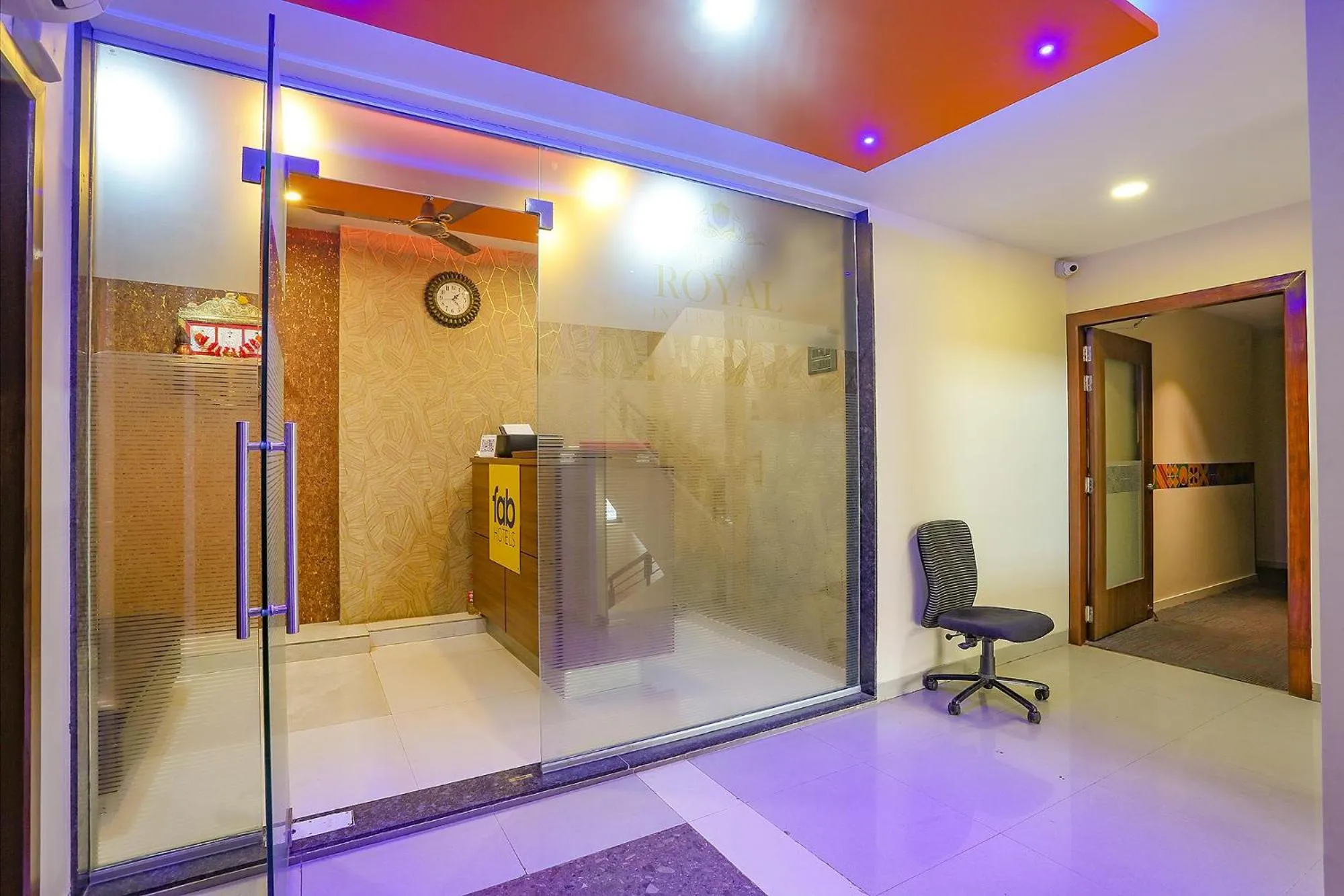 Lobby or reception in FabHotel Royal International - Nr Mumbai International Airport
