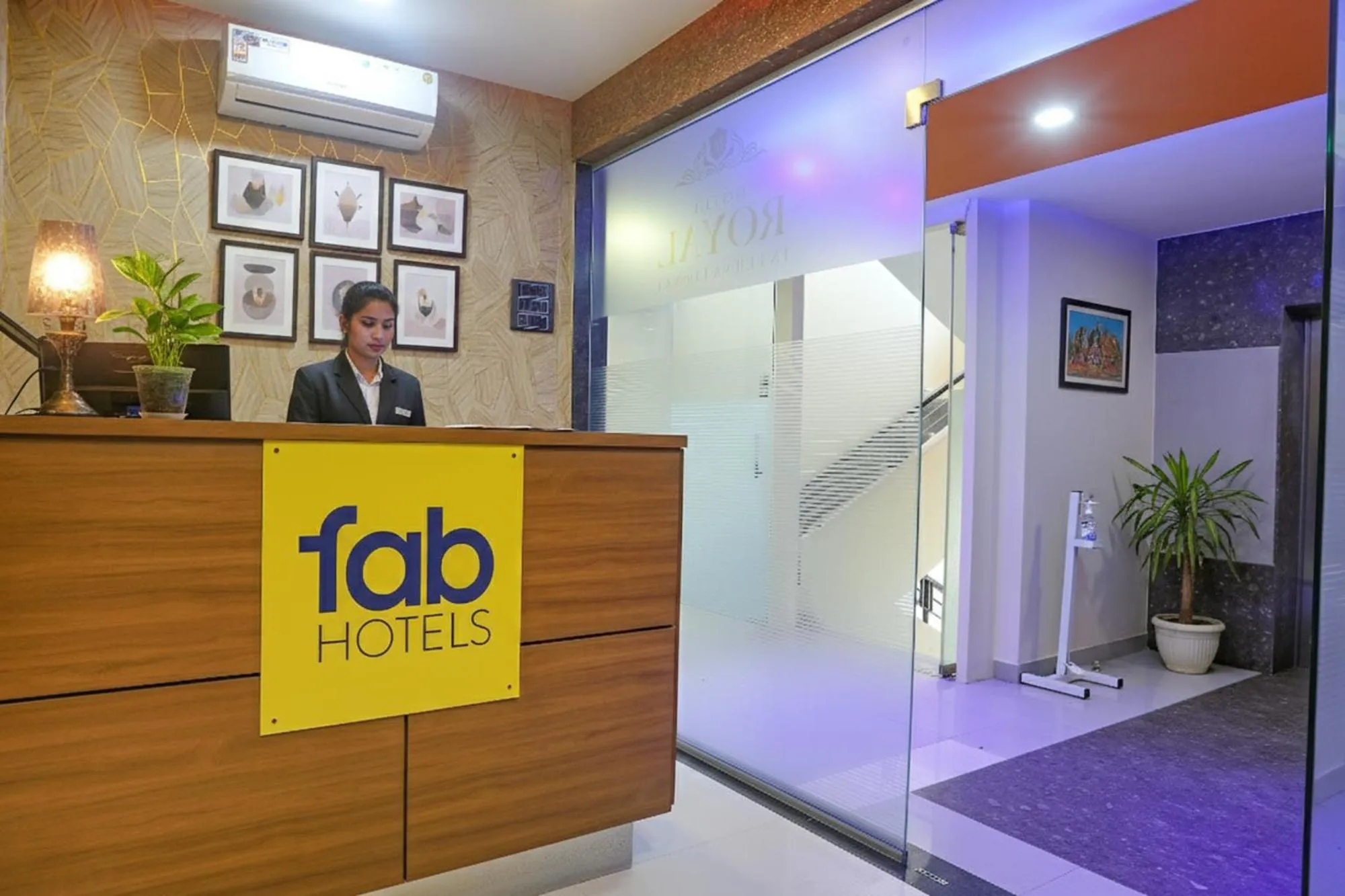 Lobby or reception in FabHotel Royal International - Nr Mumbai International Airport