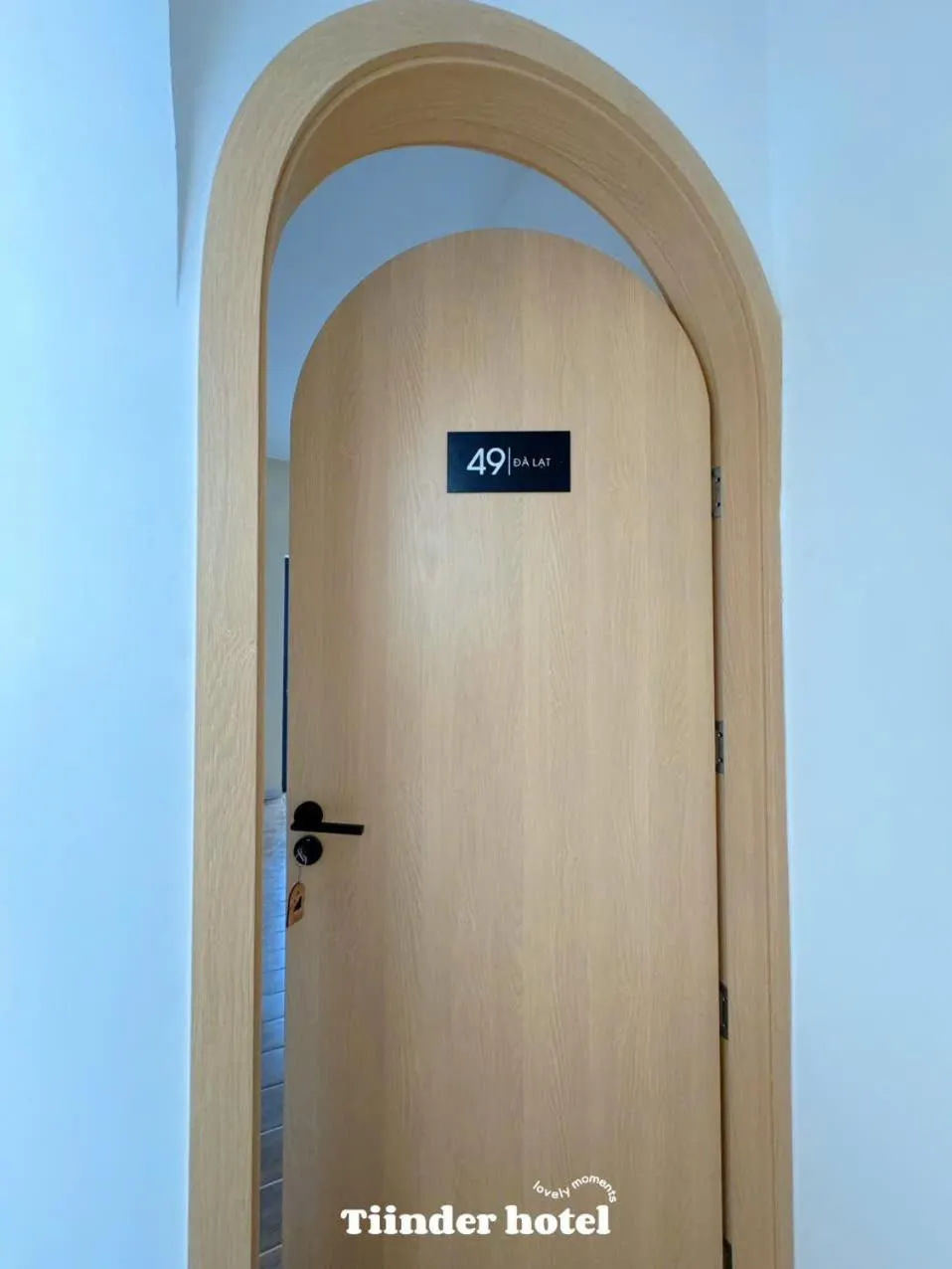 Text overlay in Tiinder Hotel