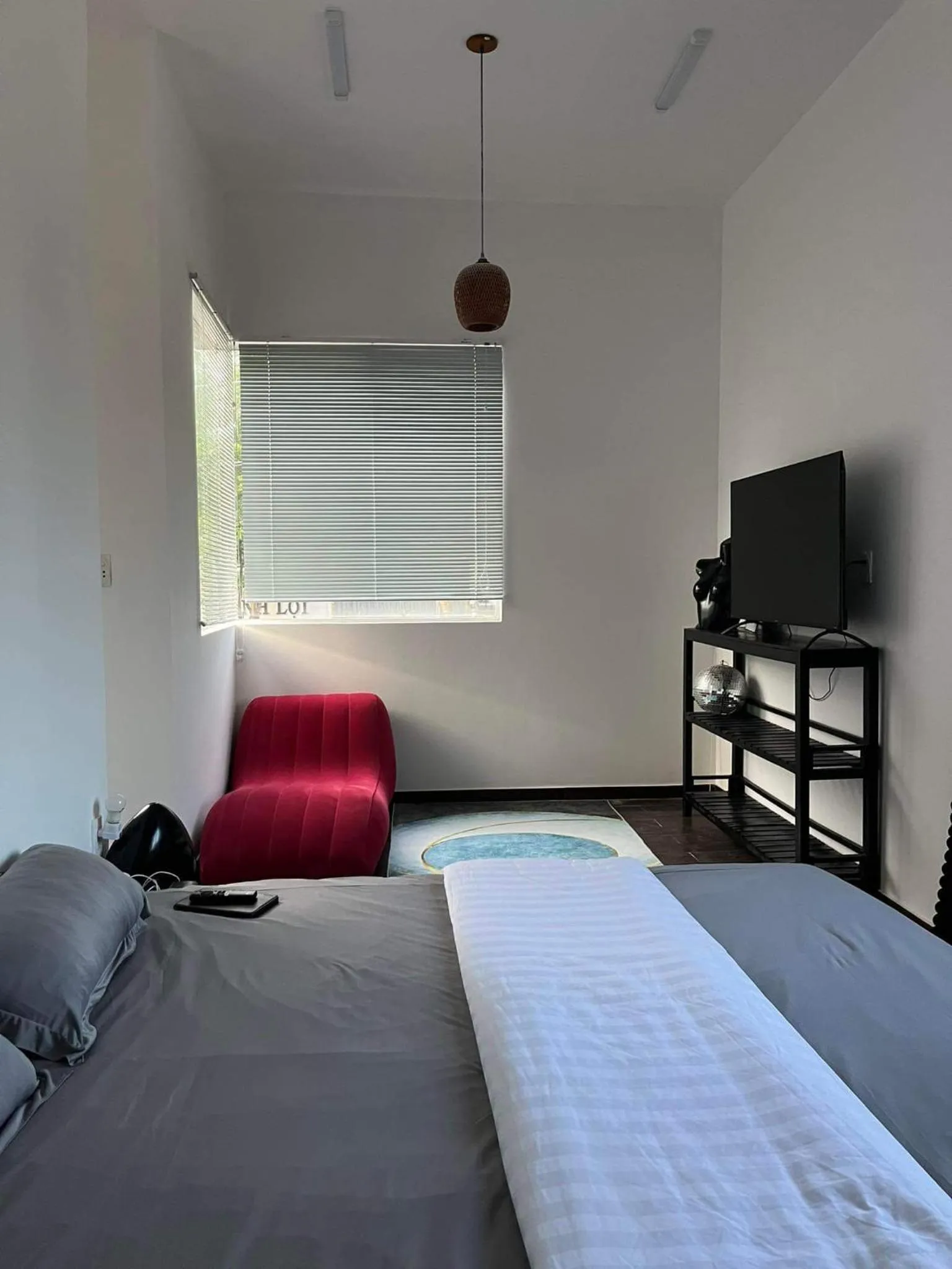 Communal lounge/ TV room, Bed in Tiinder Hotel