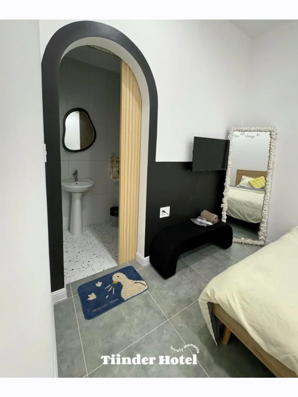 Toilet, Bed in Tiinder Hotel