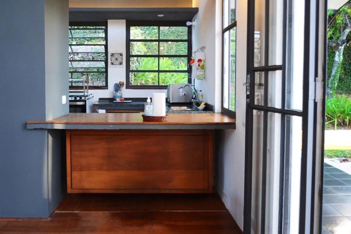 Kitchen or kitchenette in Casa de arquiteto com vista, jardim e lareira