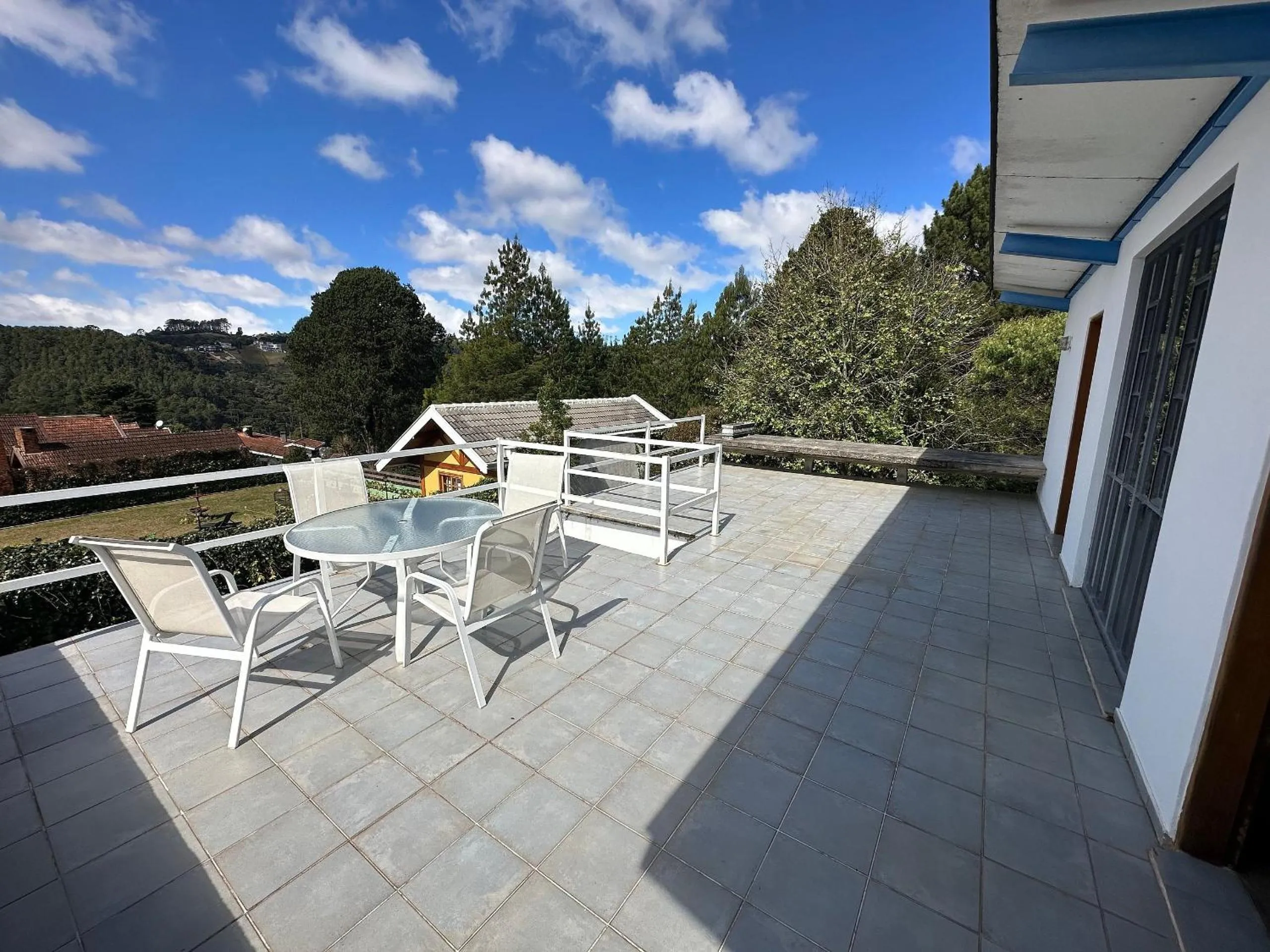 Casa de arquiteto com vista, jardim e lareira