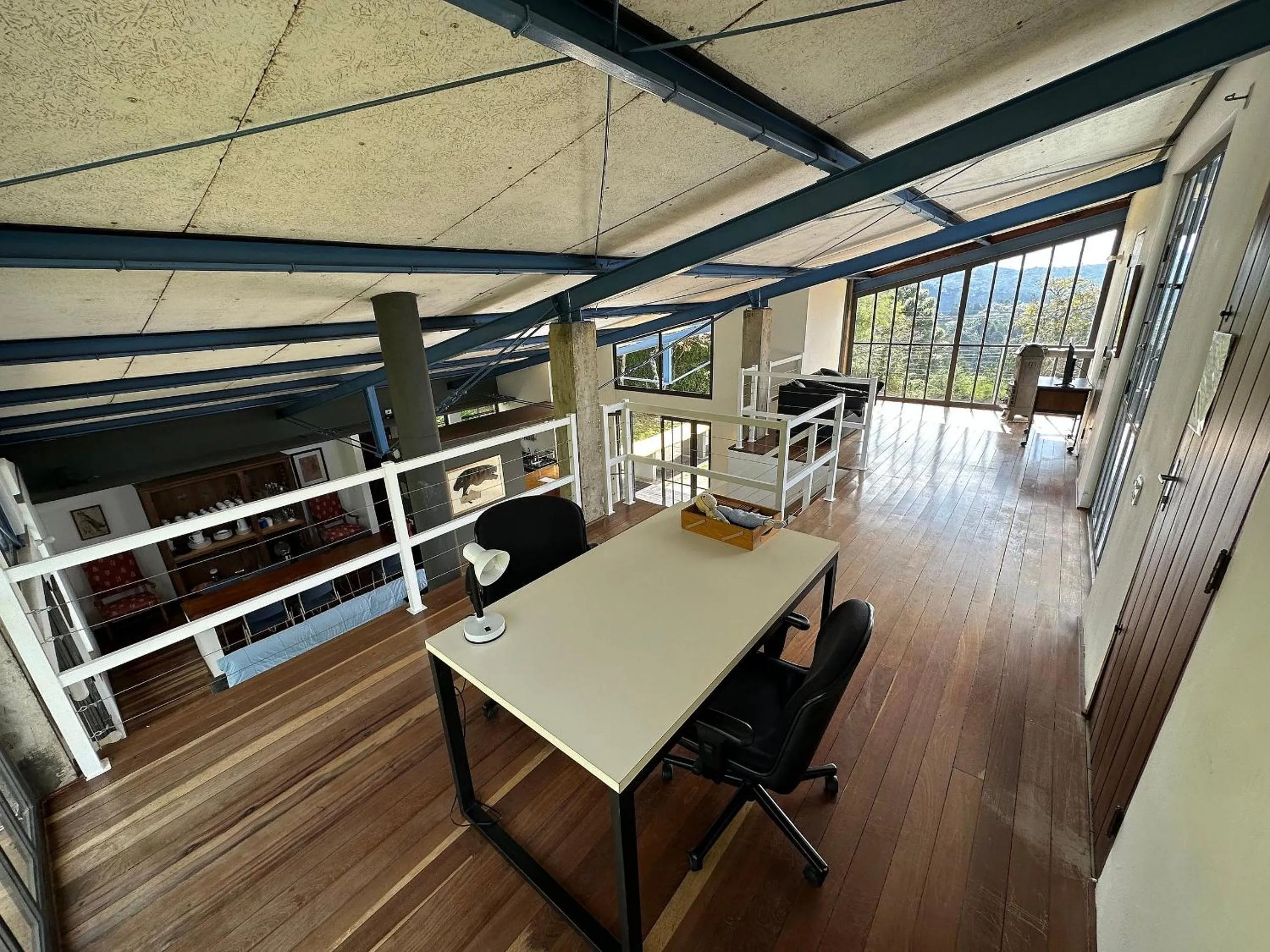 Casa de arquiteto com vista, jardim e lareira