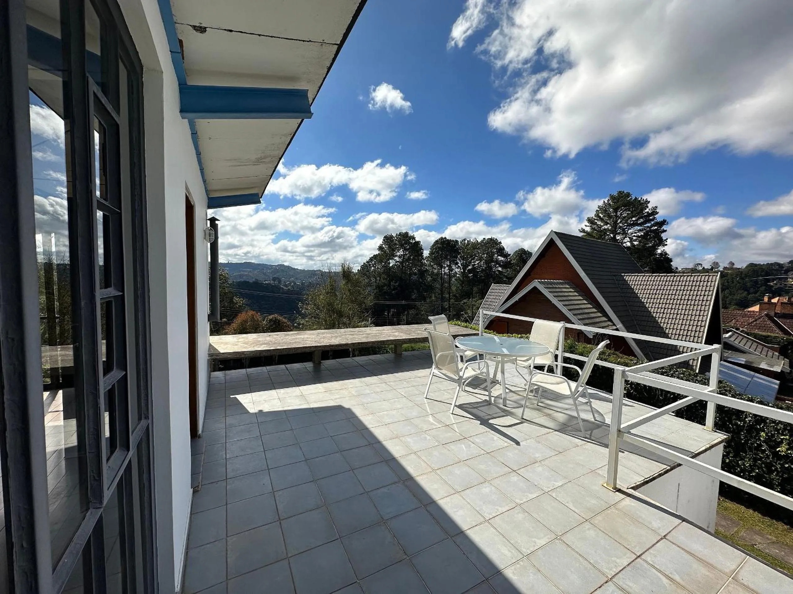 Casa de arquiteto com vista, jardim e lareira