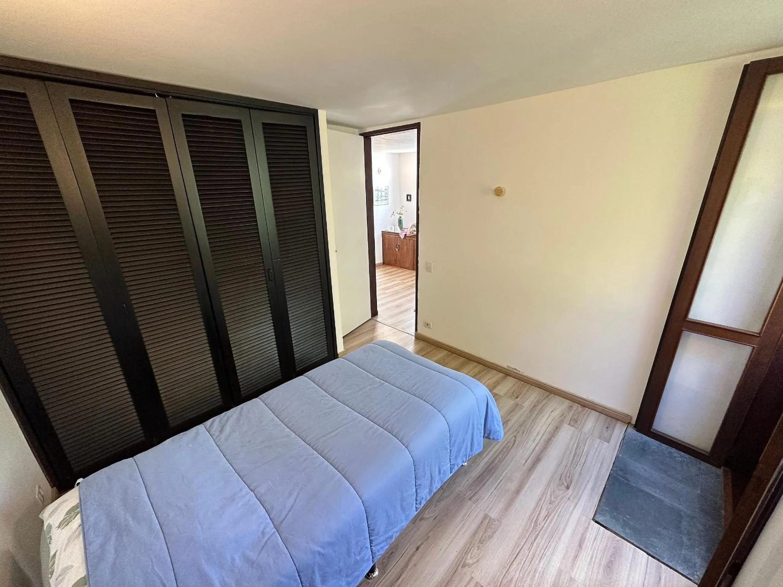 Bedroom, Bed in Casa de arquiteto com vista, jardim e lareira