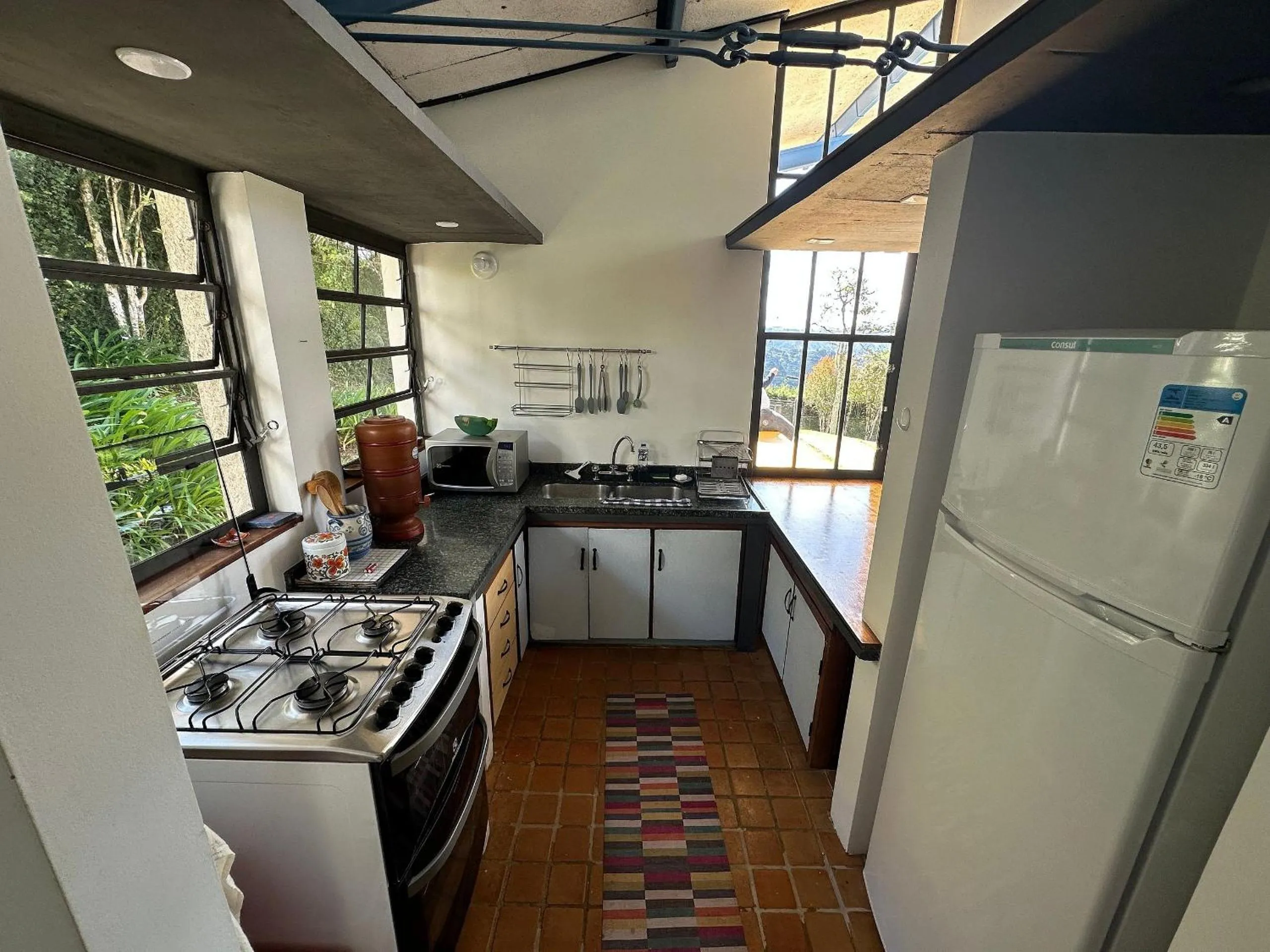 Kitchen or kitchenette in Casa de arquiteto com vista, jardim e lareira