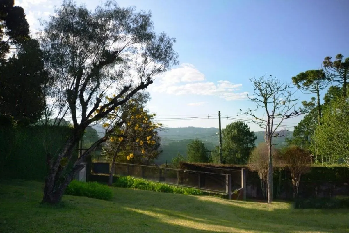 Casa de arquiteto com vista, jardim e lareira