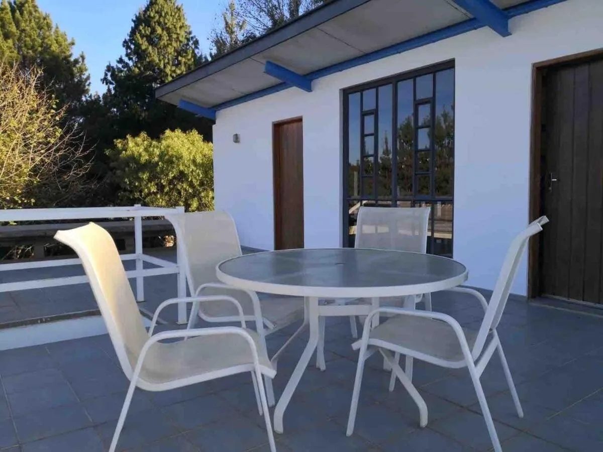 Casa de arquiteto com vista, jardim e lareira