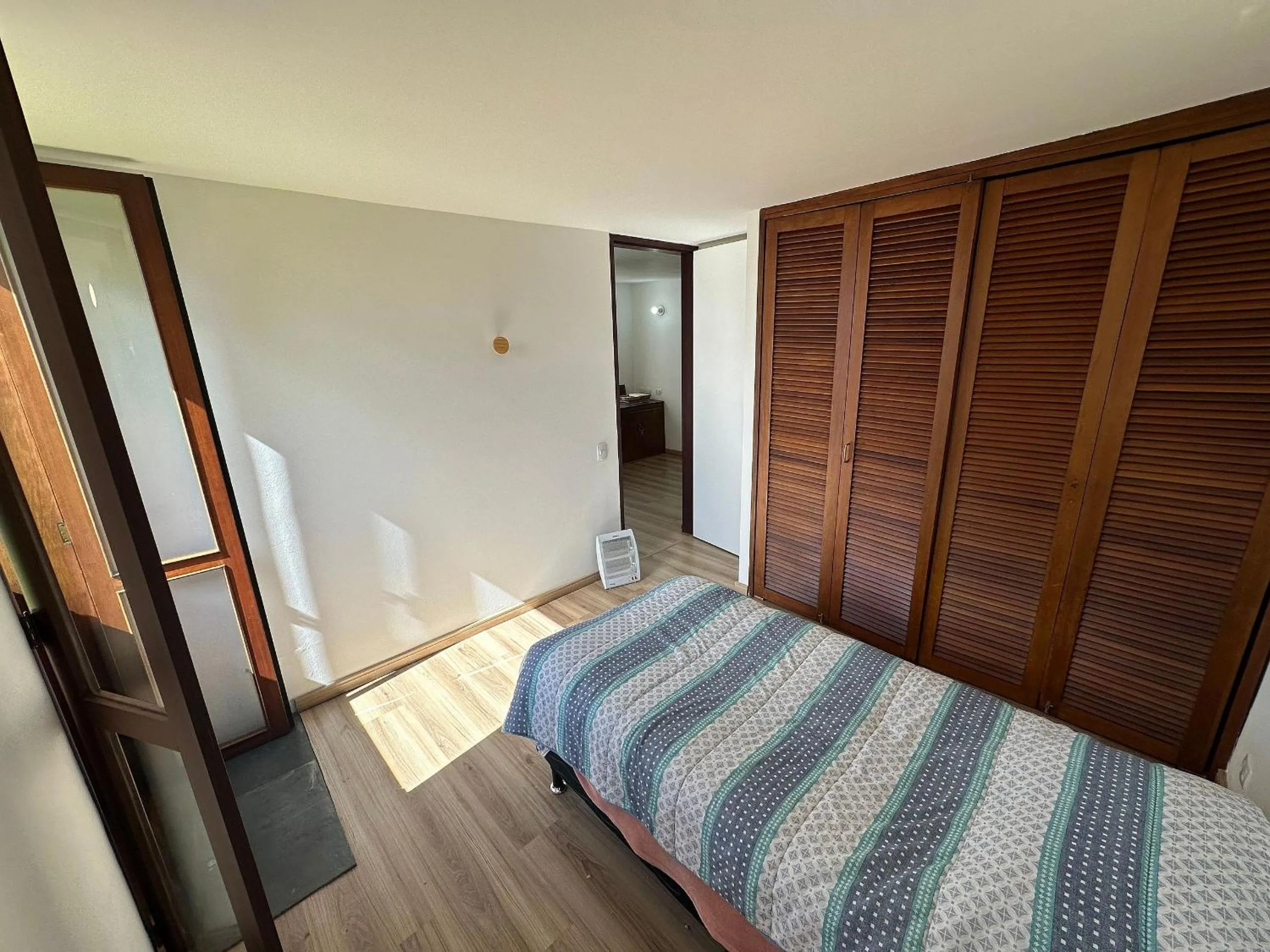 Bedroom, Bed in Casa de arquiteto com vista, jardim e lareira