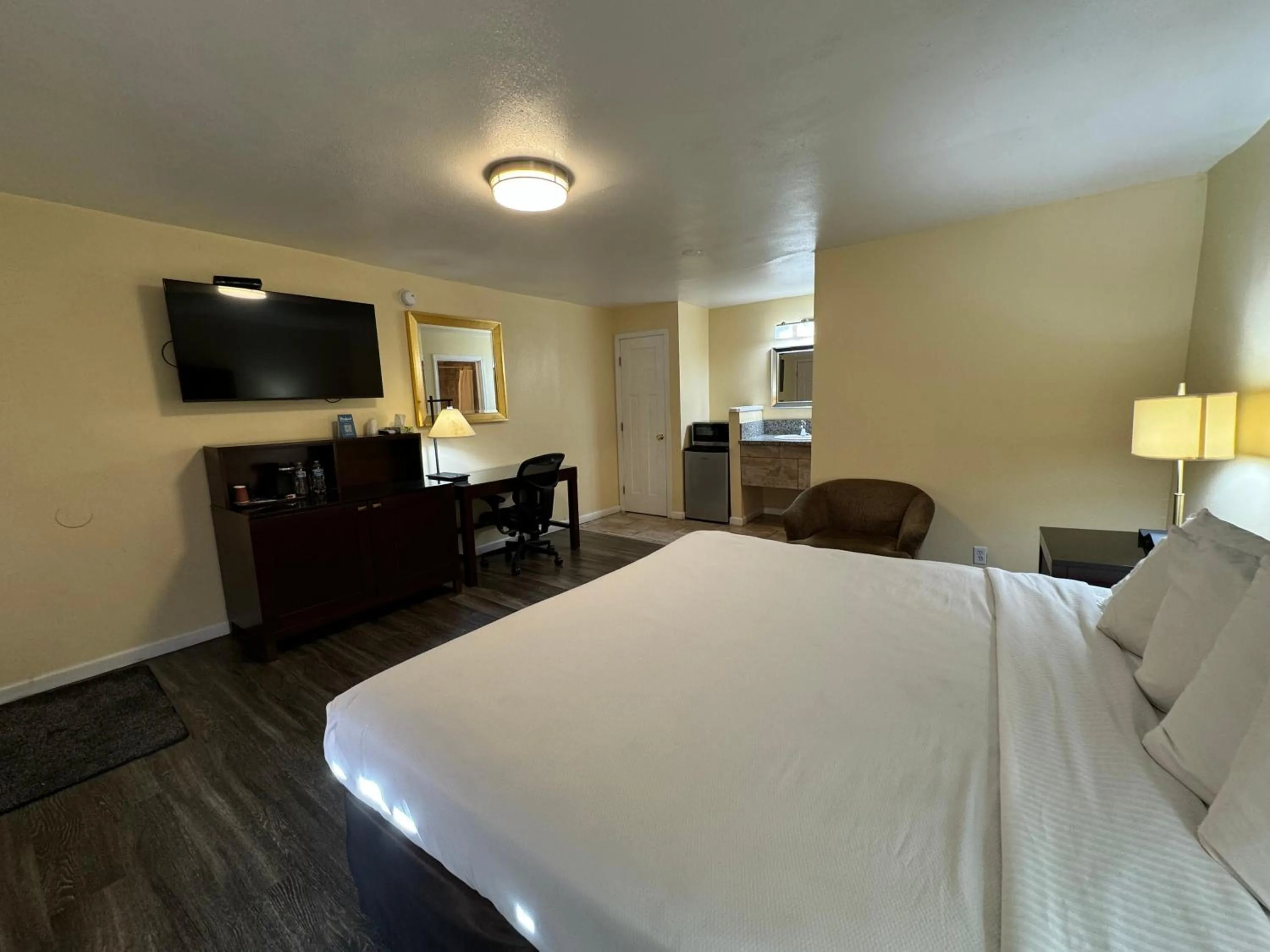 Bed in Relax Inn of Medford