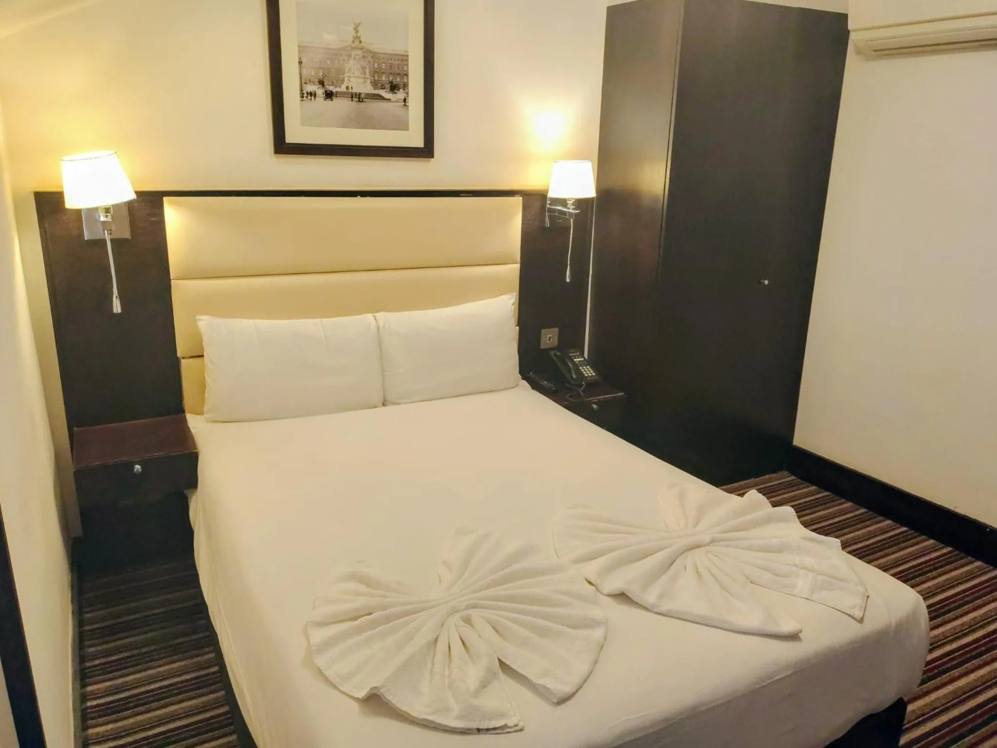 Bed in Hotel Edward Paddington