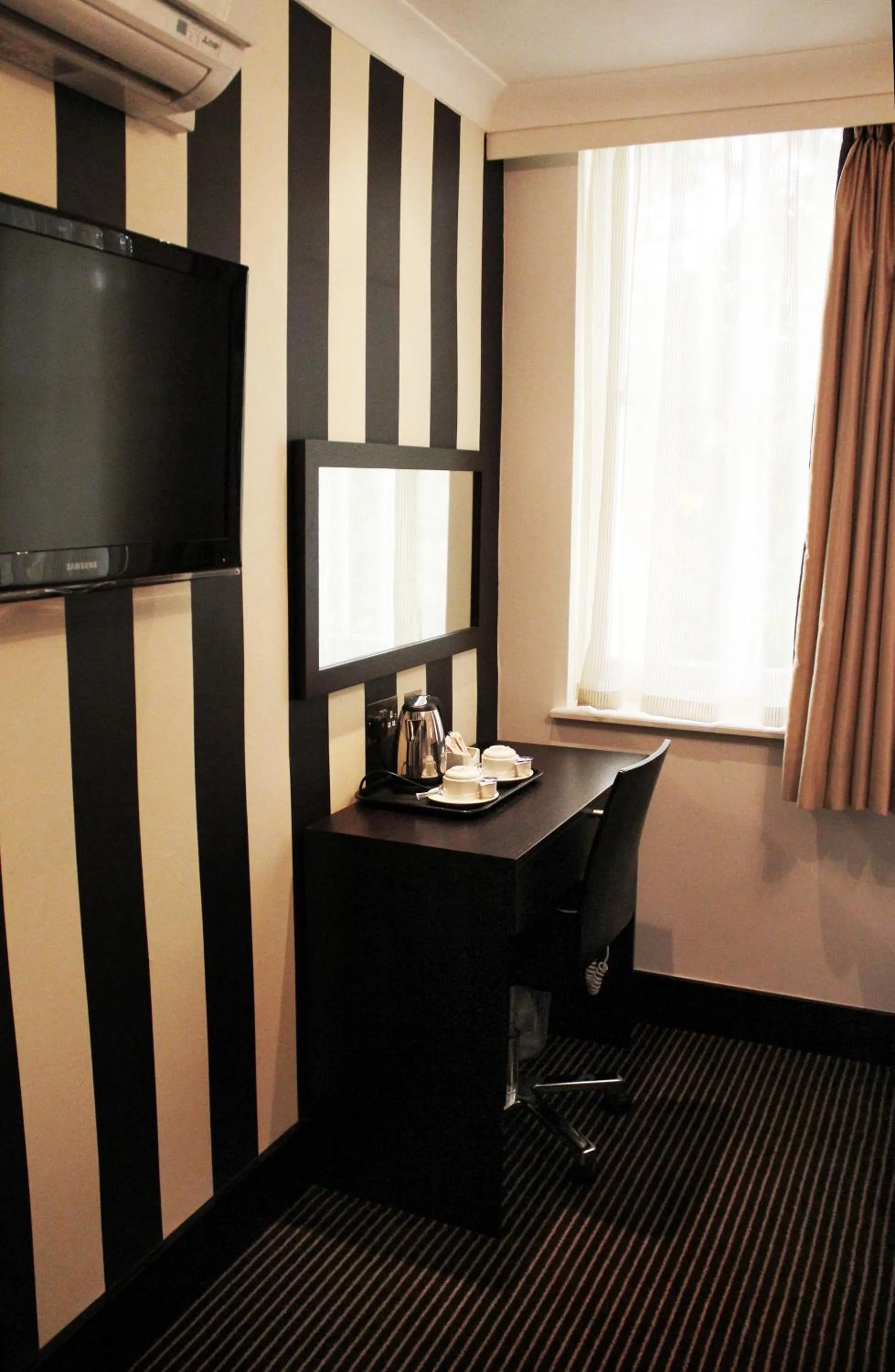 TV and multimedia in Hotel Edward Paddington