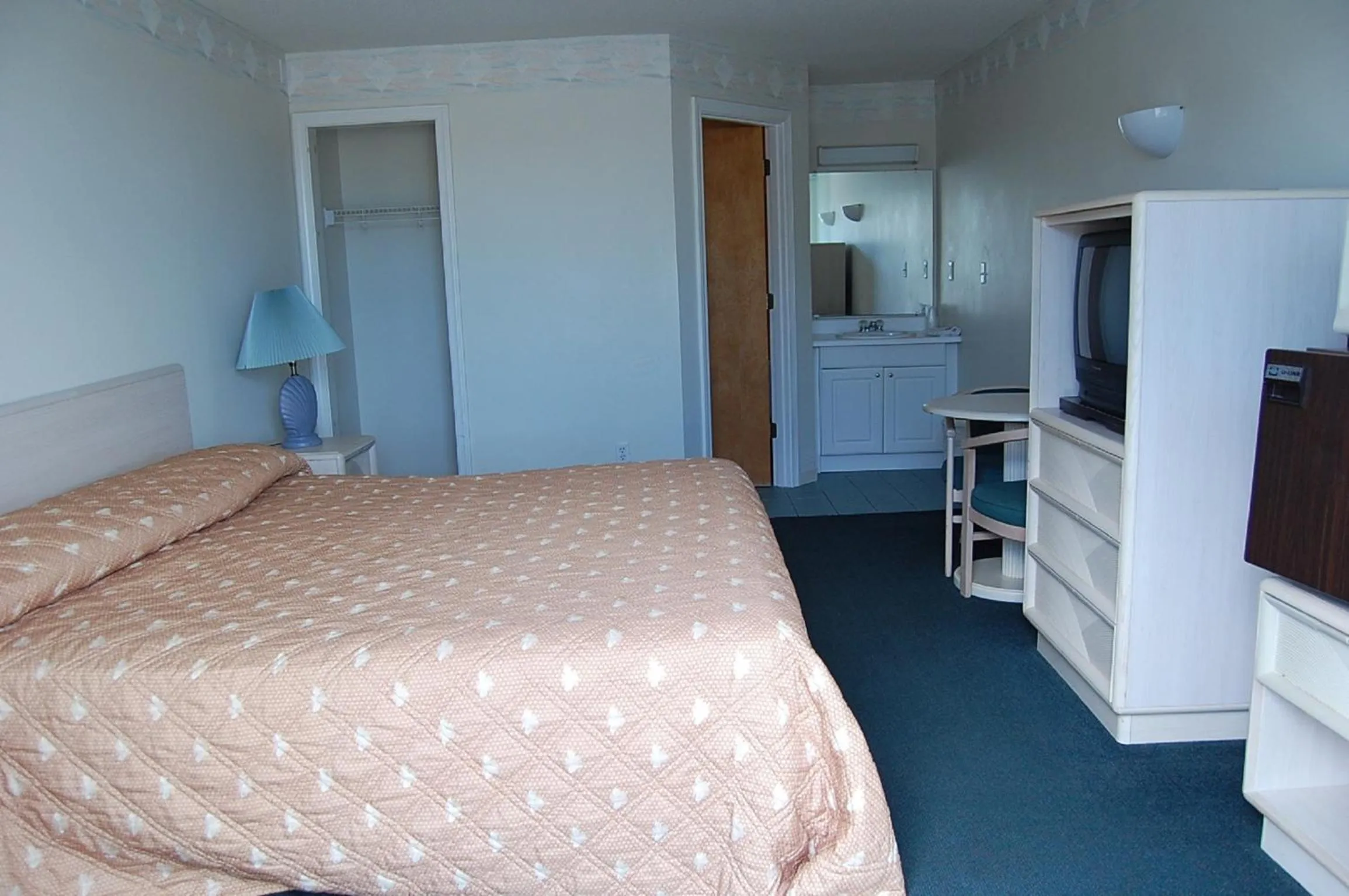 Photo of the whole room, Bed in Point 1 Resort & Motel