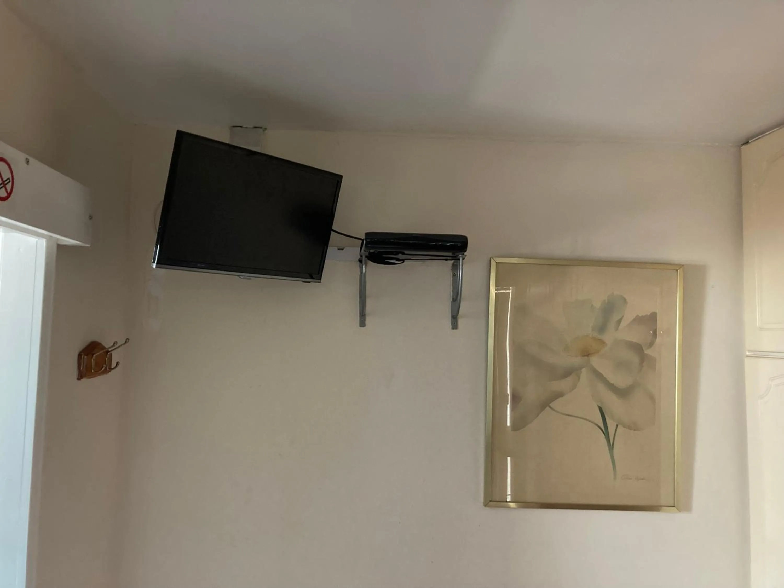 TV and multimedia in Harman Suites Self-Catering Apartments Free WIFI & Parking