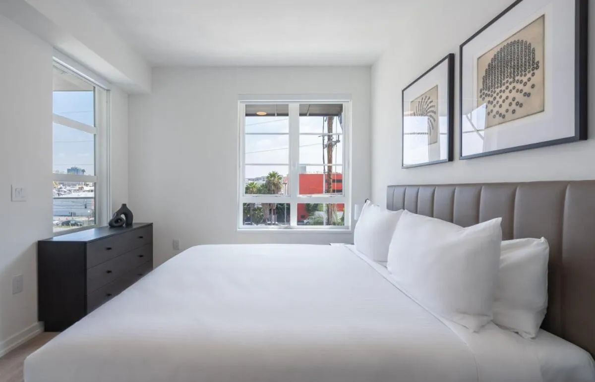 Bedroom, Bed in Level Hollywood