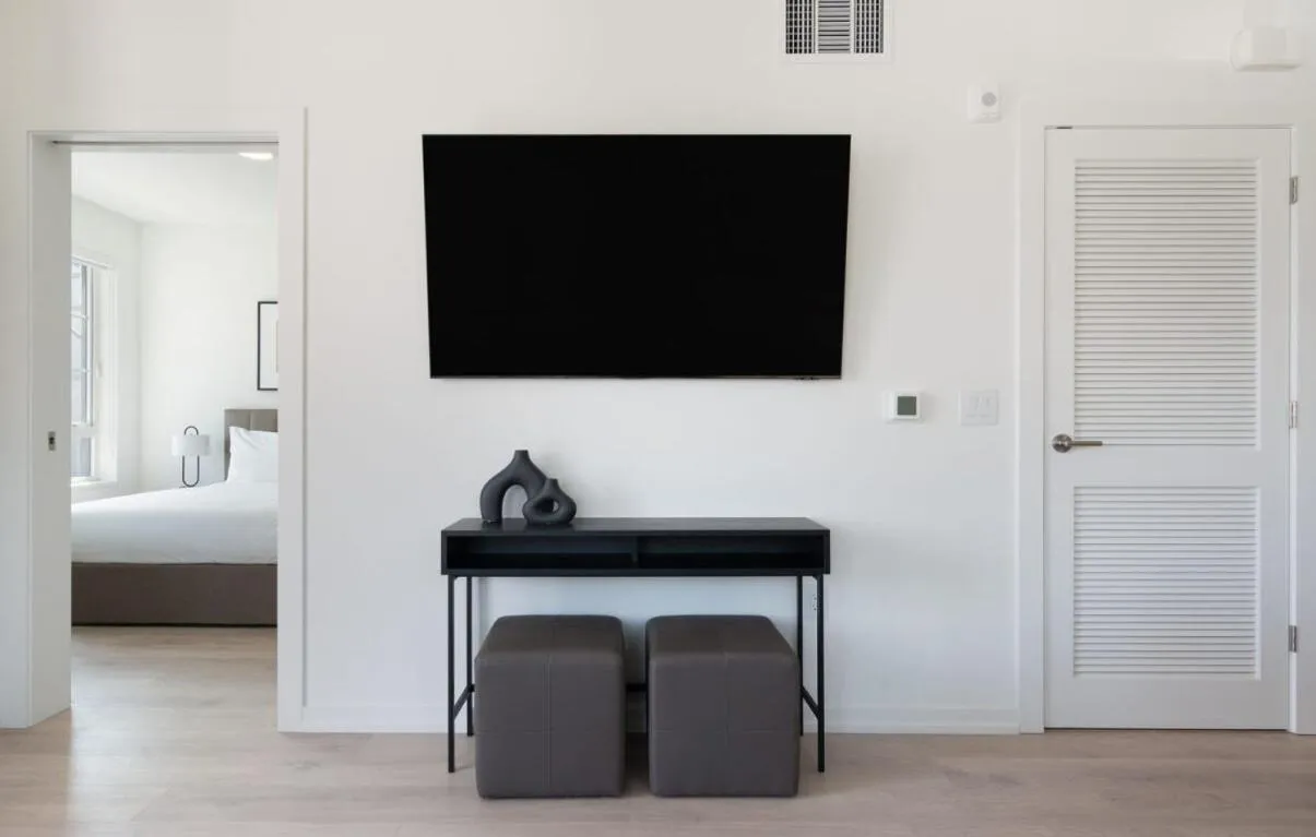 TV and multimedia, Bed in Level Hollywood