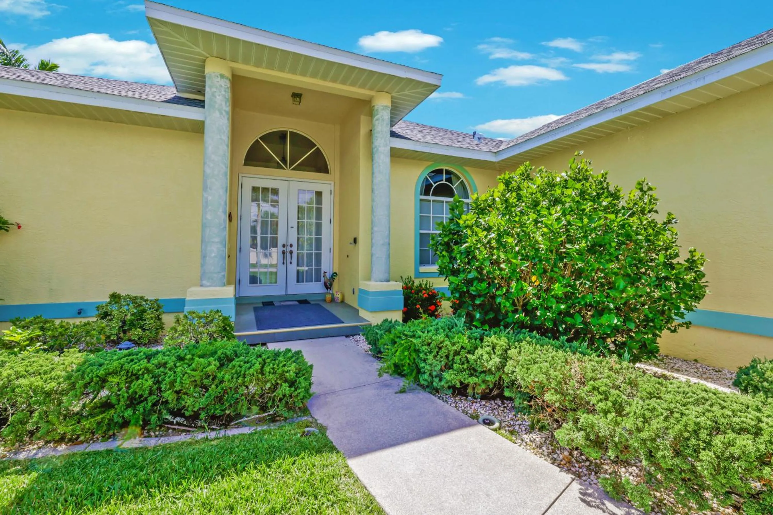 Property building in Quiet and relaxing waterfront paradise with direct access to the Gulf of Mexico, Villa Just for Sun