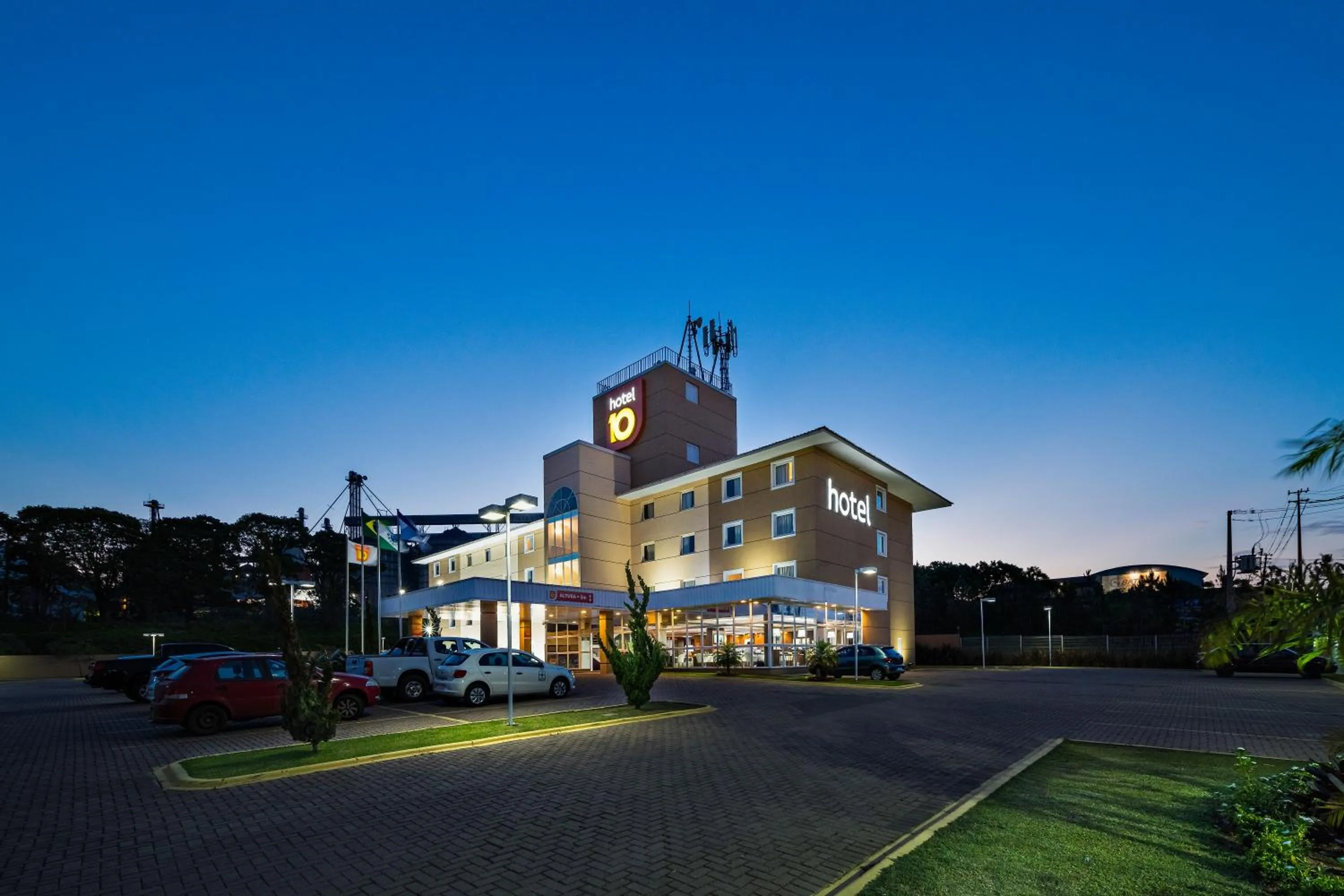 Property building in Hotel 10 Ponta Grossa