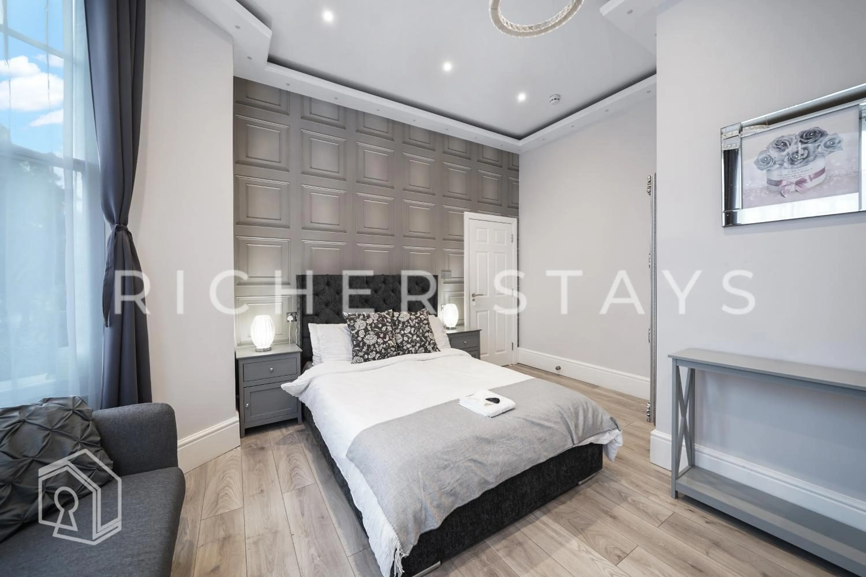Bed in Hackney Suites - En-suite rooms & amenities