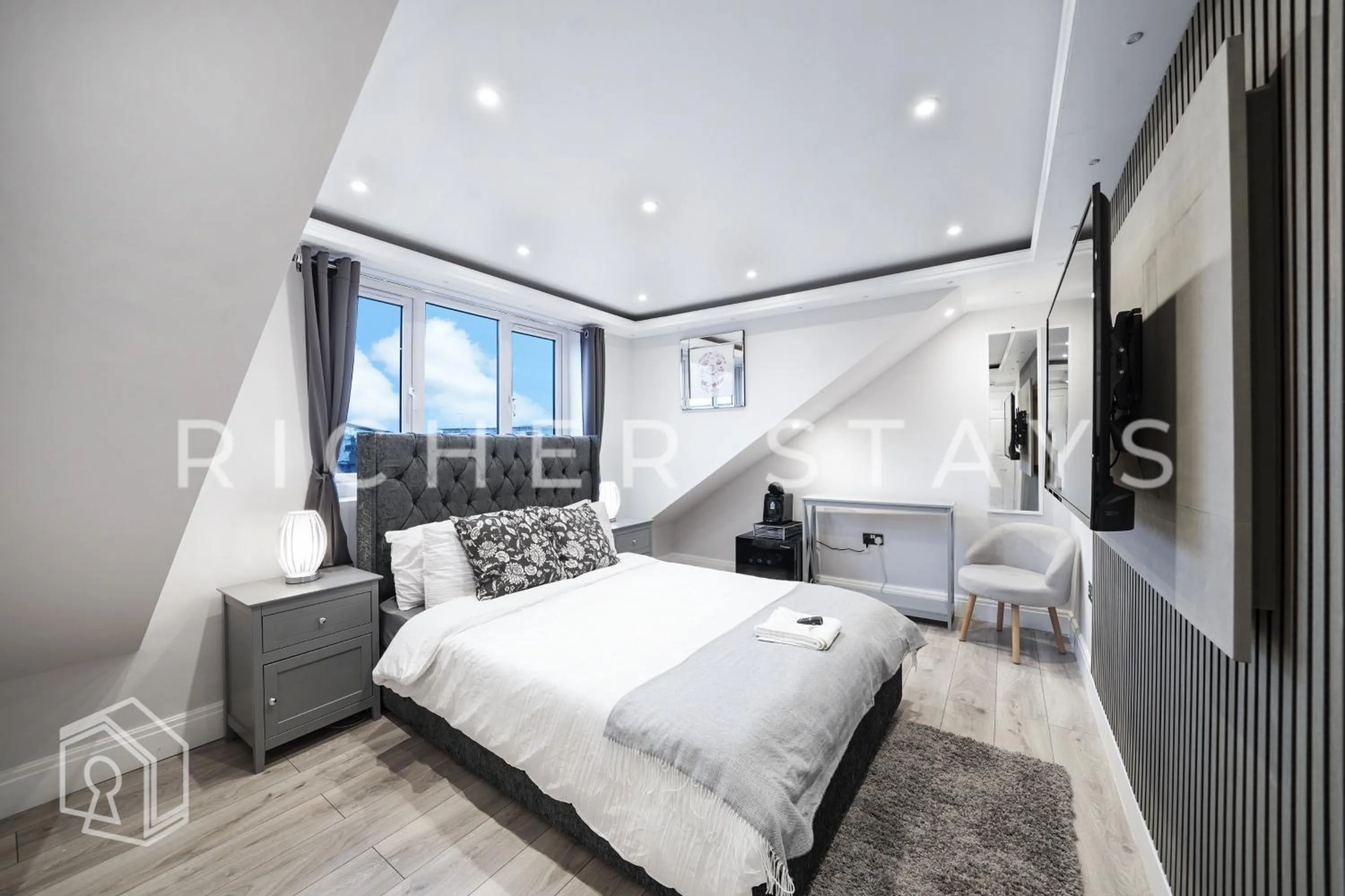 Bed in Hackney Suites - En-suite rooms & amenities