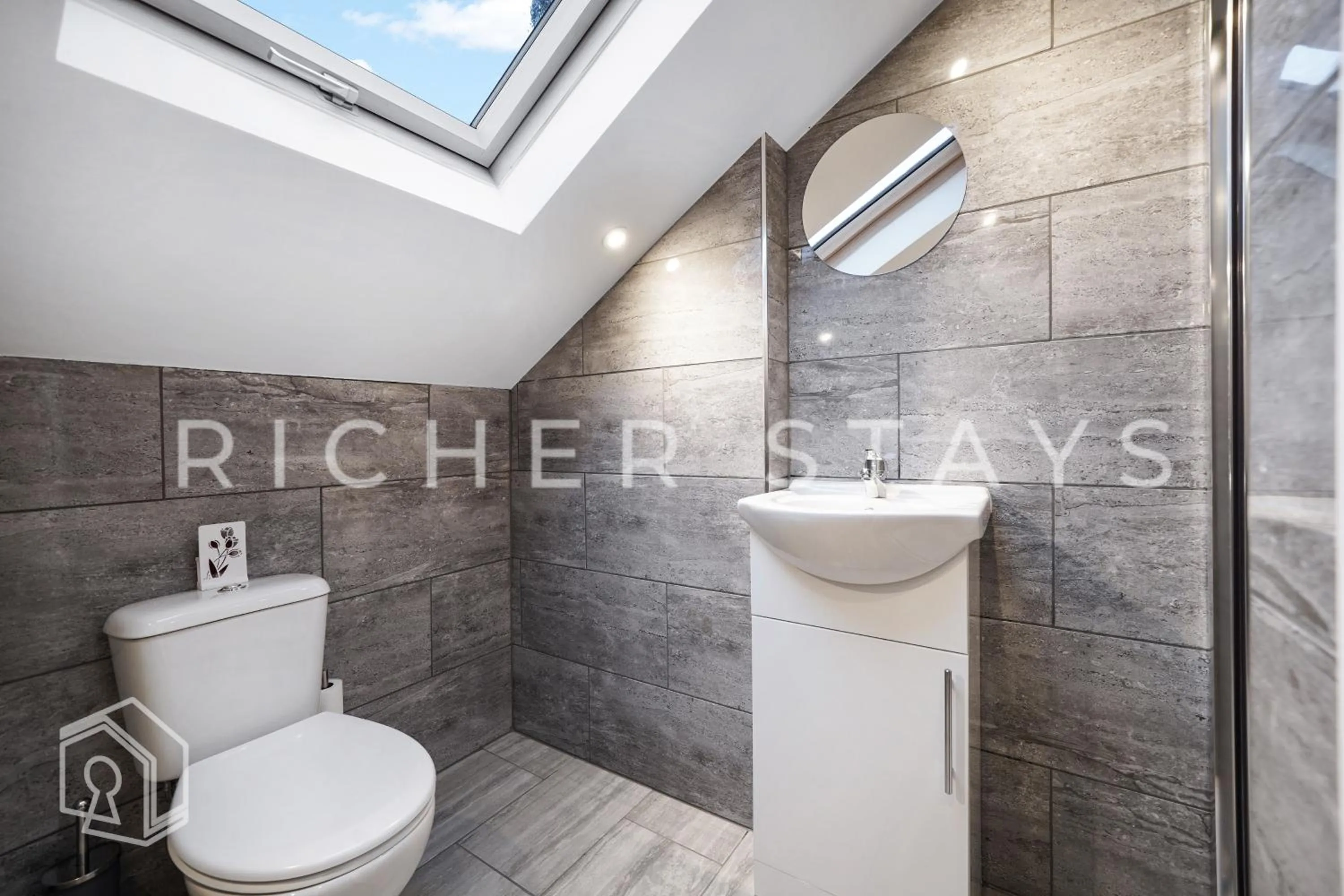 Toilet in Hackney Suites - En-suite rooms & amenities