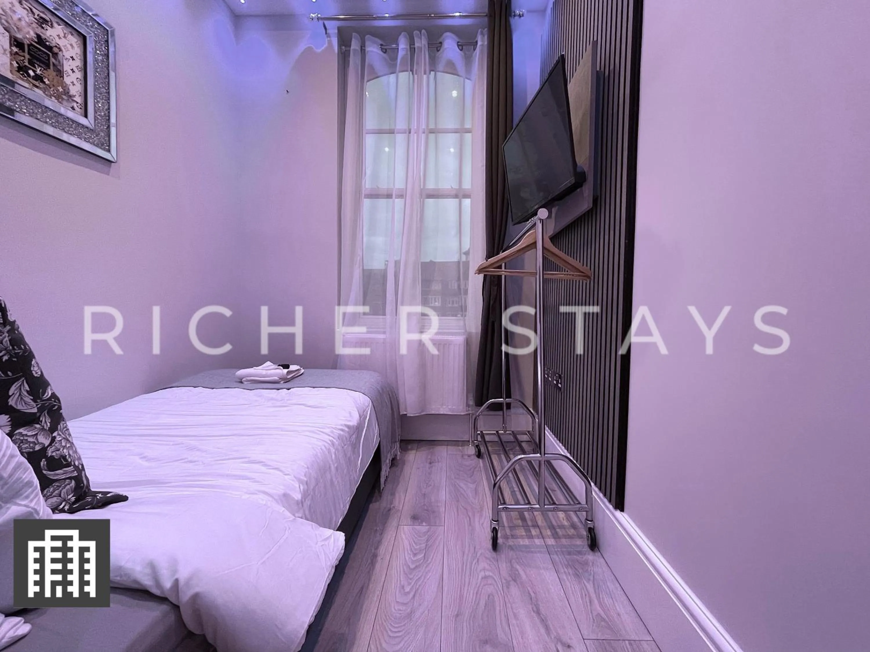 Bed in Hackney Suites - En-suite rooms & amenities